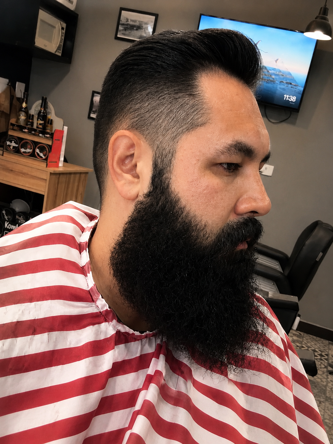 Cliente com barba cheia e corte degradê na BA Barbershop, Piraquara/PR
