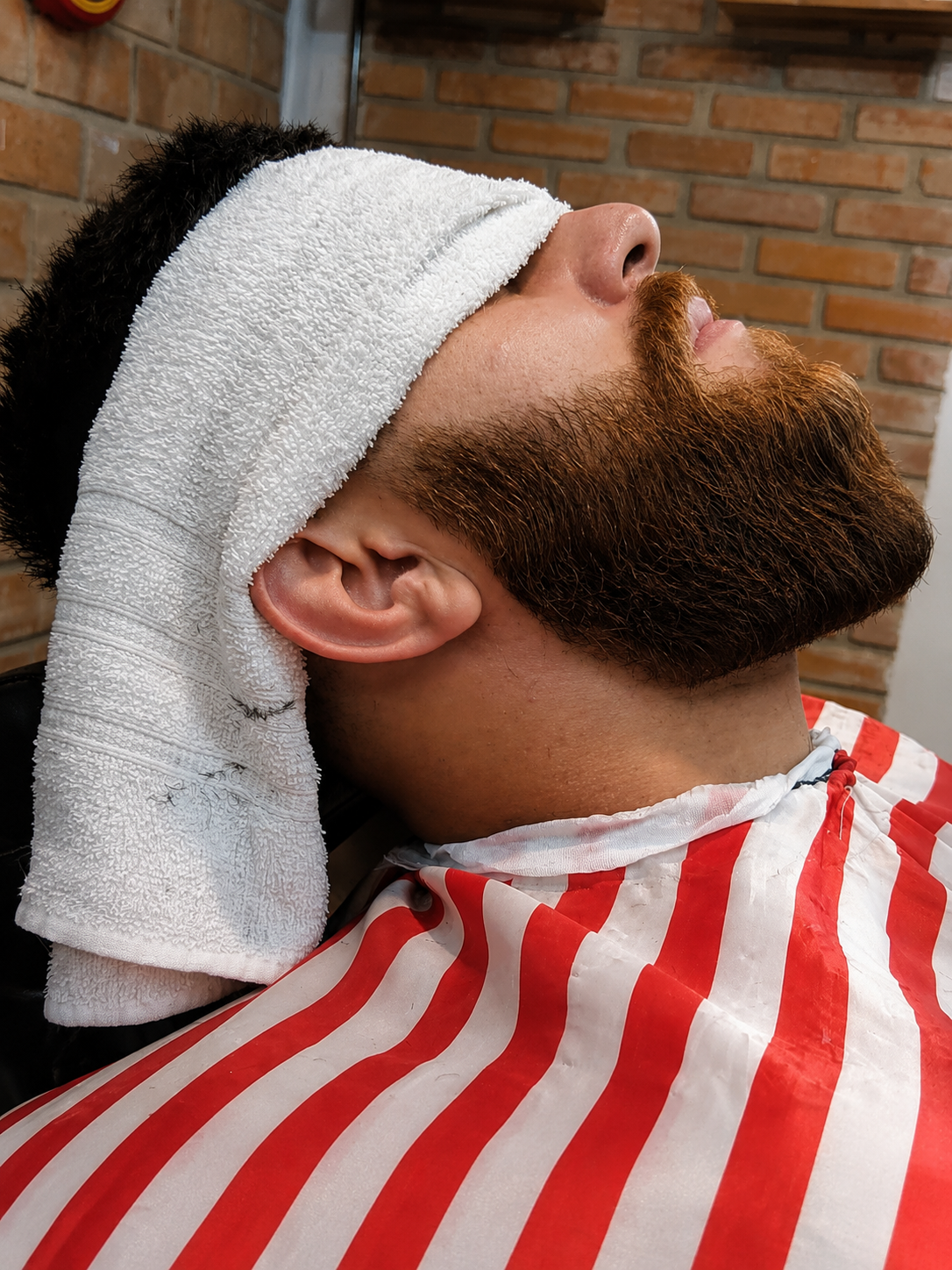 Ritual de toalha quente no atendimento de barba na BA Barbershop, Piraquara/PR
