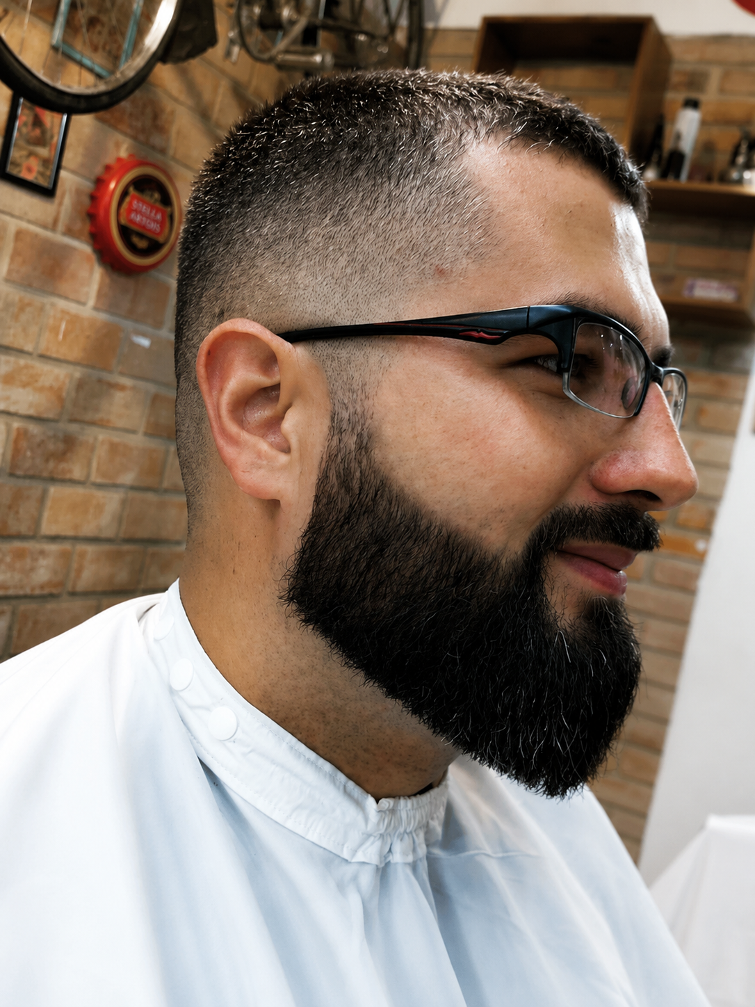 Corte na máquina e barba alinhada na BA Barbershop, Piraquara/PR