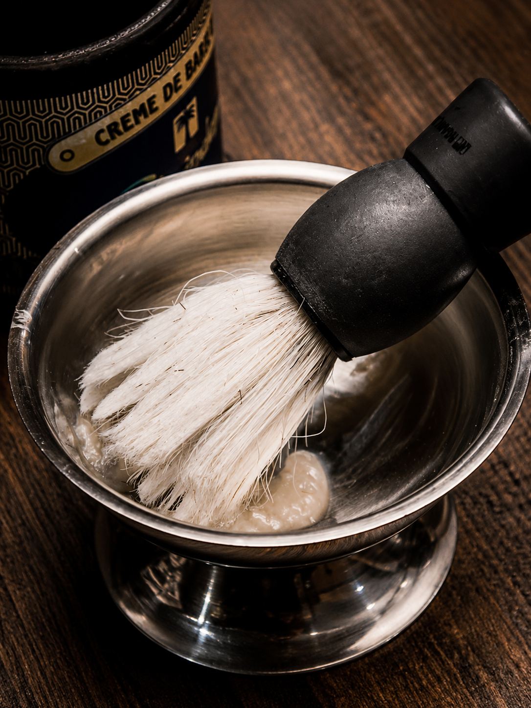 Pincel e creme de barbear no ritual de navalha da BA Barbershop